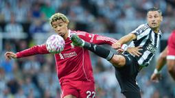 Pemain Liverpool, Hugo Ekitike, berebut bola dengan pemain Newcastle United, Fabian Schaer. pada pekan kedua Liga Inggris di St James’ Park, Selasa (26/8/2025) dini hari WIB. (AP Photo/Jon Super)