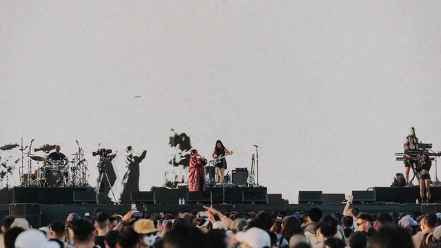 8 Gaya Nyentrik Niki Zefanya Tampil Perdana di Coachella 2022