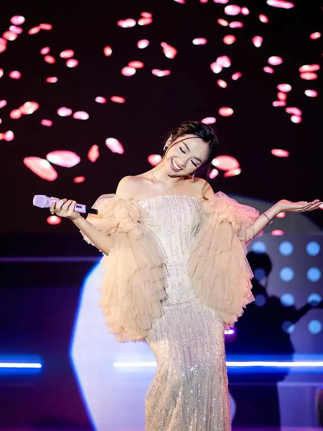 7 Gaya Memukau Lyodra di Atas Panggung, Masuk Lineup Asia Artist Awards 2022