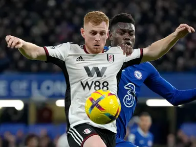 Pemain Fulham Harrison Reed (kiri) melindungi bola dari pemain Chelsea Benoit Badiashile pada pertandingan sepak bola Liga Inggris di Stadion Stamford Bridge, London, Inggris, 3 Februari 2023. Chelsea ditahan imbang Fulham 0-0. (AP Photo/Kirsty Wigglesworth)