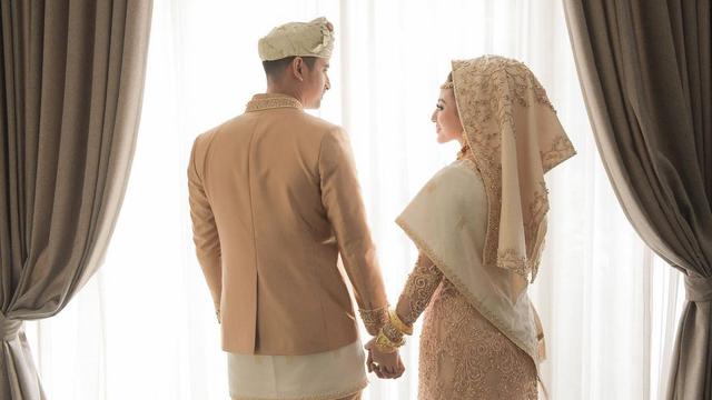 7 Potret Prewedding Ali Syakieb dan Margin Wieheerm, Serasi Pakai Busana Adat