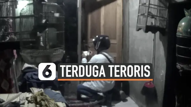 Pasukan Densus 88 dan Polda Jawa Timur menggeledah rumah terduga teroris di Surabaya hari Senin (1/3). Pemilik rumah sebelumnya ditangkap di lokasi berbeda.