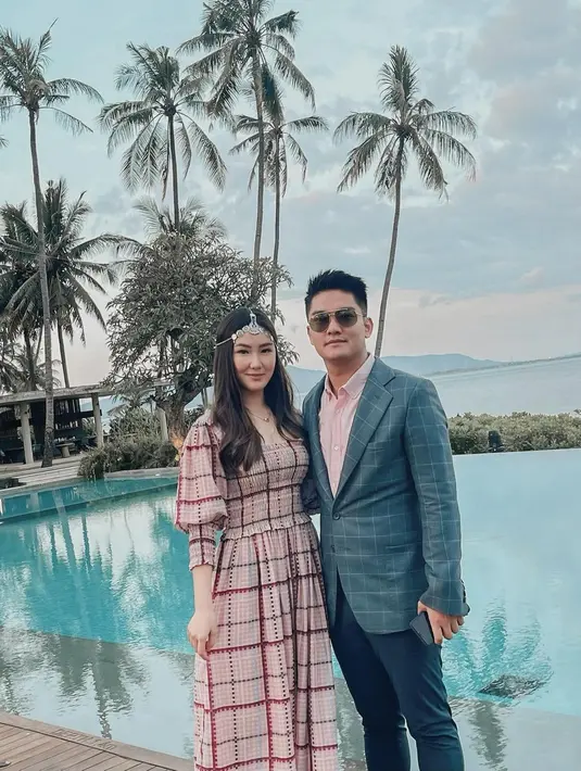 Setelah undangan tersebut diunggah, warganet pun merespon dengan ucapan dan doa agar pernikahan Boy William bersama Karen berjalan dengan lancar. (Instagram/karbearv)