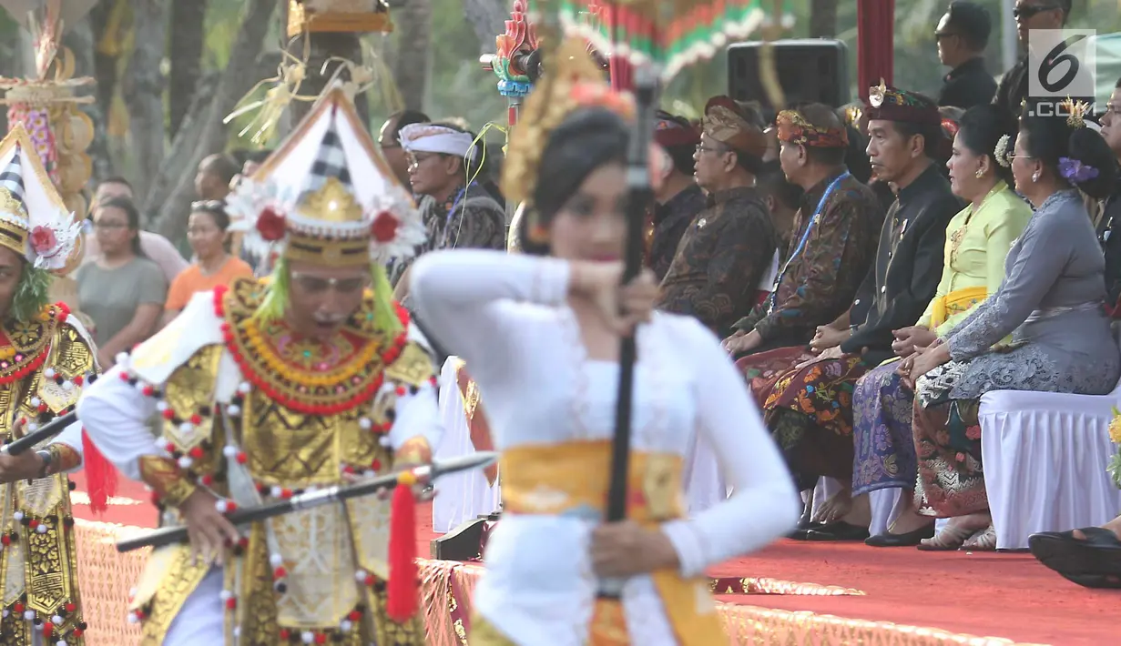 Presiden Joko Widodo dan Ibu Negara Iriana menyaksikan Karnaval Budaya Bali di kawasan Nusa Dua, Bali, Jumat (12/10). Karnaval tersebut untuk mengenalkan kepada delegasi  IMF - WB Group 2018 tentang budaya Bali. (Liputan6.com/Angga Yuniar)