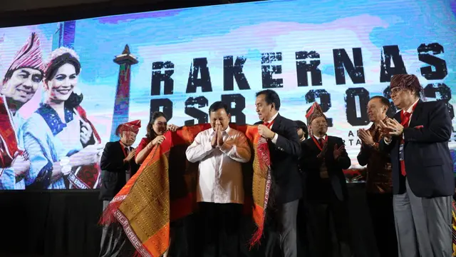 Menteri Pertahanan Prabowo Subianto saat menghadiri Rakernas Marga Simbolon "Punguan Simbolon dohot Boruna Indonesia" (PSBI) di Hotel Aryaduta, Menteng, Jakarta, Jumat, (7/7/2023). (Muhammad Genantan Saputra/Merdeka.com)