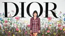 intang film I Am Not Okay with This, Sofia Bryant mengenakan Dior Ready-To-Wear oleh Maria Grazia Chiuri. Dia juga mengenakan tas, sepatu dan perhiasan dari Dior.  (dok/Dior).