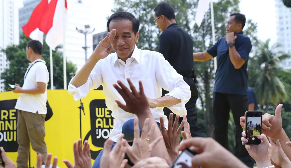 Calon presiden nomor urut 01 Joko Widodo memberi hormat usai menghadiri Deklarasi Alumni UI untuk Jokowi-Amin di Plaza Tenggara GBK, Jakarta, Sabtu (12/1). Deklarasi dihadiri perwakilan alumni dari berbagai kampus. (Liputan6.com/Helmi Fithriansyah)