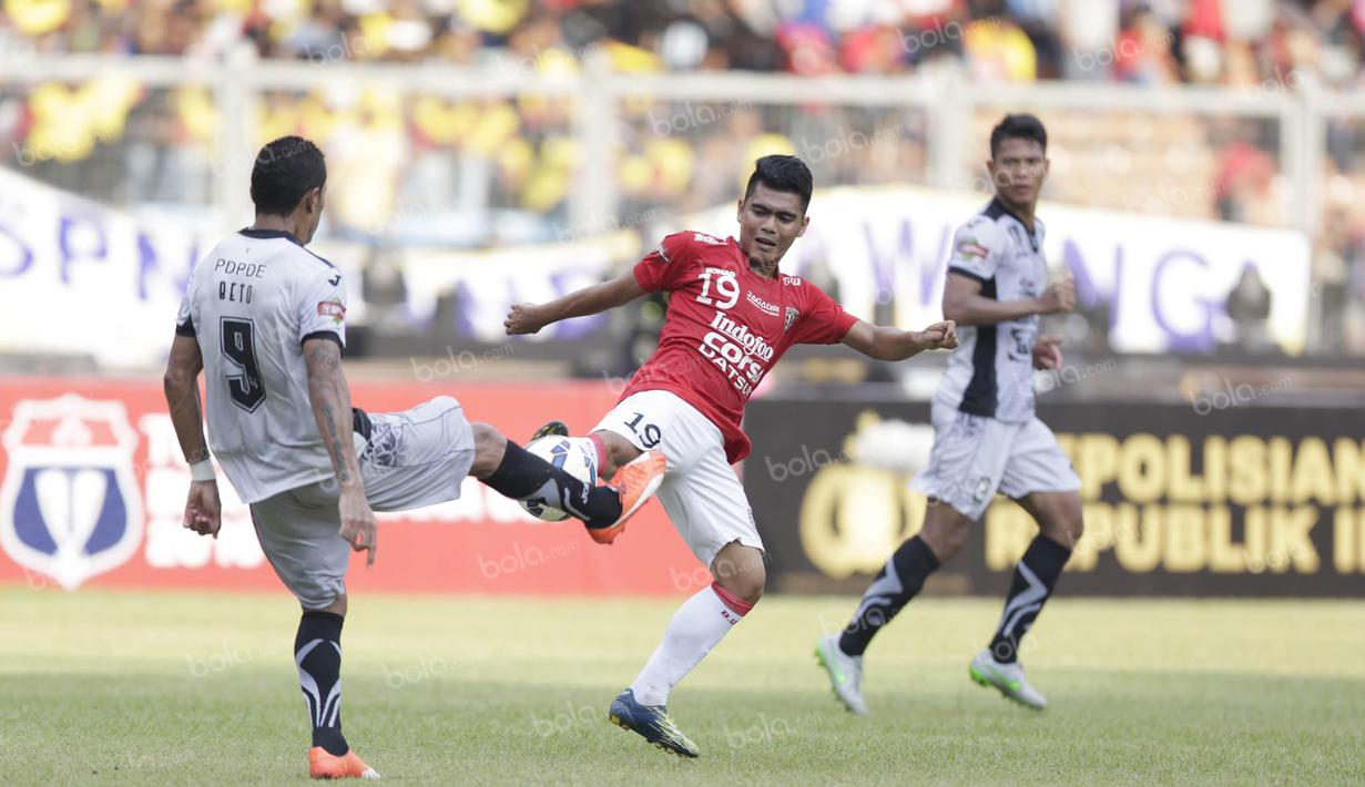 Pemain Bali United, Hendra Sandi, beradu kaki dengan Beto Goncalves, pada perebutan tempat ketiga Torabika Bhayangkara Cup 2016 di Stadion  Utama Gelora Bung Karno, Jakarta, Minggu (3/4/2016). (Bola.com/Vitalis Yogi Trisna)