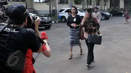Ketua Pansel Pimpinan KPK Destry Damayanti (kanan) dan anggota Pansel KPK Yenti Ganarsih mendatangi Mabes Polri Jakarta, Senin (8/6/2015). Pansel KPK untuk melakukan pertemuan tertutup dengan Kapolri Jenderal Pol Badrodin Haiti. (Liputan6.com/Johan Tallo)