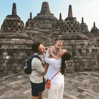 Dalam unggahan terbarunya, Jessica Mila terlihat menikmati waktu berkualitas bersama sang suami dan buah hati tercinta di kawasan Candi Borobudur. [@jscmila].