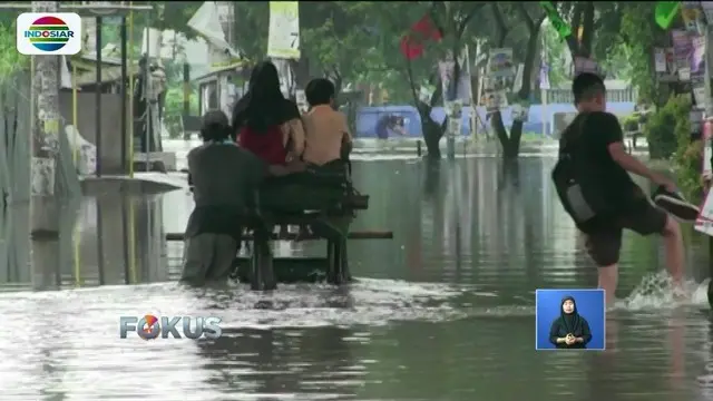 Banjir melanda perumahan di kawasan Periuk, Kota Tangerang, Banten. Banjir yang mencapai 80 sentimeter mengganggu aktivitas warga.