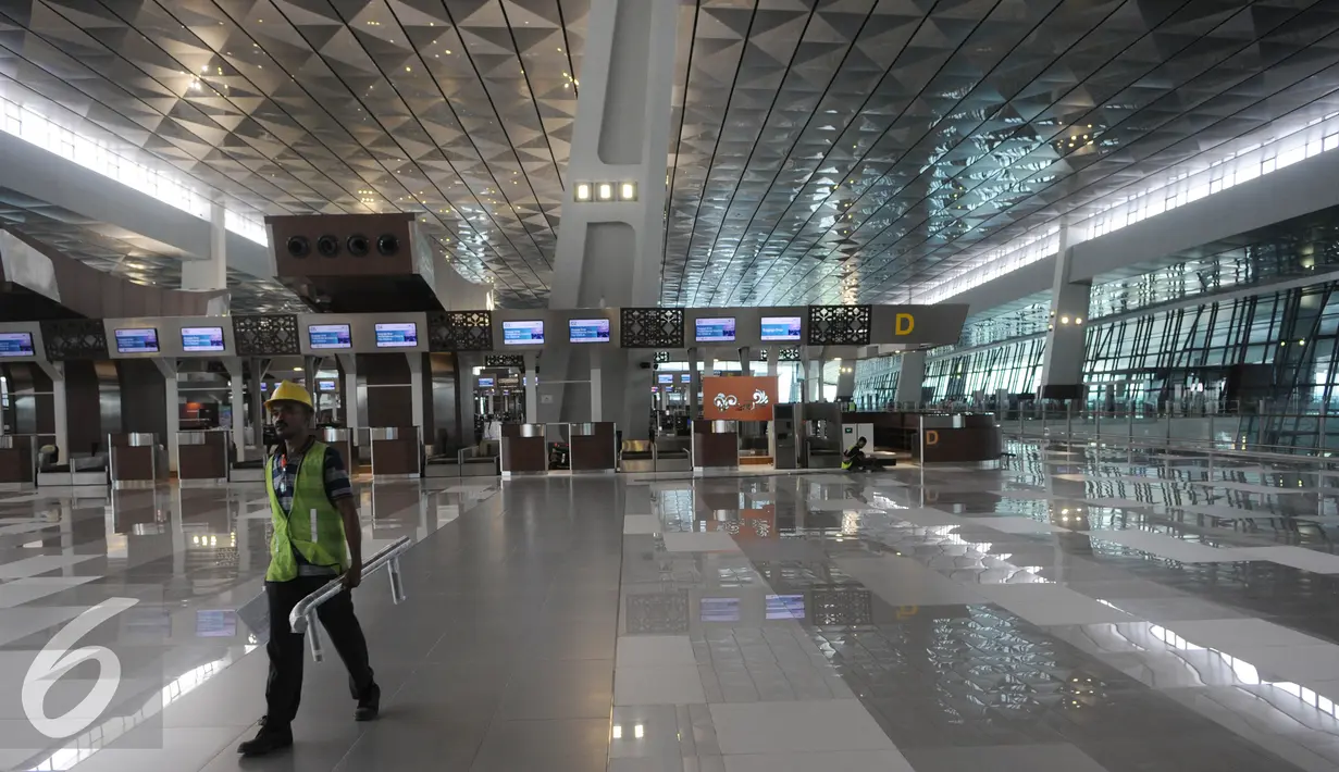 Pekerja melintas di dalam Terminal 3 Ultimate, Bandara Soekarno Hatta, Tangerang, Rabu (13/7). Jelang pengoperasian, Angkasa Pura II terus membenahi kekurangan segala keperluannya. (Liputan6.com/Helmi Afandi)