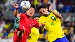 Pemain Korea Selatan Hwang Ui-jo (kiri) berebut bola dengan pemain Brasil Marquinhos pada selama pertandingan sepak bola babak 16 besar Piala Dunia 2022 di Stadium 974, Doha, Qatar, 5 Desember 2022. Brasil mengalahkan Korea Selatan dengan skor 4-1. (AP Photo/Manu Fernandez)