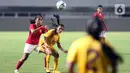 Pemain belakang Timnas Putri Indonesia, Ade Mustikiana Oktafiani (kiri) berebut bola dengan penyerang Sri Lanka, Koswattage Praveena Maduki Perera saat laga persahabatan di Stadion Pakansari, Kab Bogor, Sabtu (16/11/2019). Indonesia menang telak 5-0 atas Sri Lanka. (Liputan6.com/Helmi Fithriansyah)