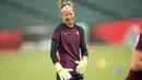 Kesebelasan Piala Dunia Wanita Inggris terlihat berkumpul saat sesi latihan di Stadium Commonwealth, Edmonton, Kanada, Selasa (30/6/2015). Inggris akan menghadapi Jepang di semifinal Piala Dunia Wanita 2015. (AFP Photo/Geoff Robins)