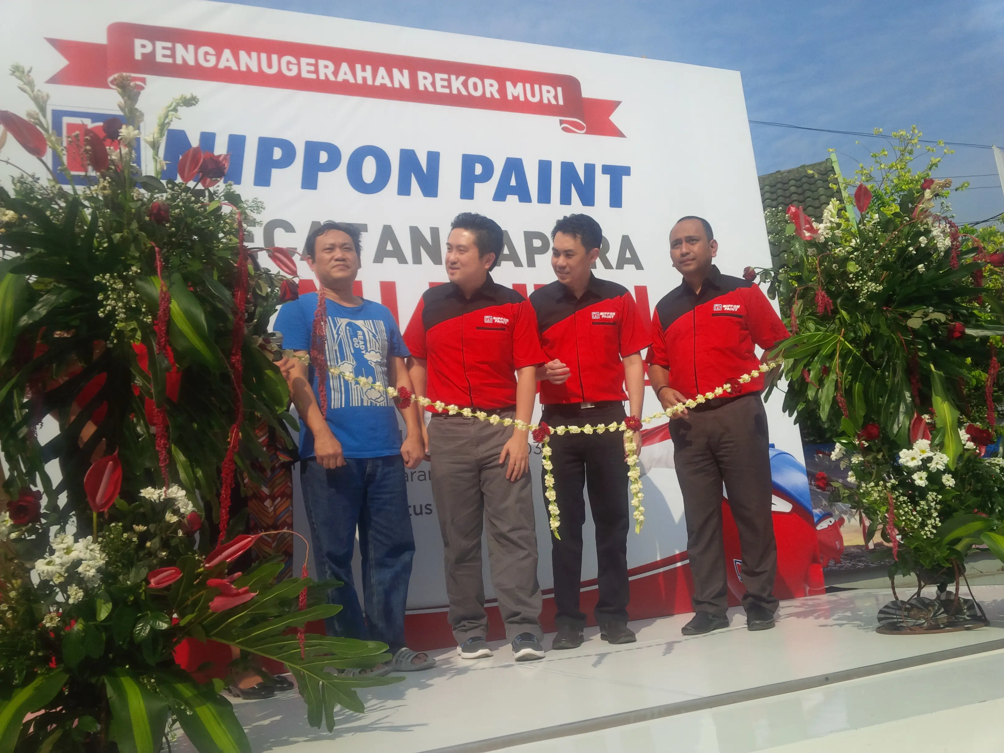 Berpose setelah sukses meraih penghargaan tertinggi di Indonesia dalam program Gapura Merah Putih. (foto : Liputan6.com/Felek Wahyu)
