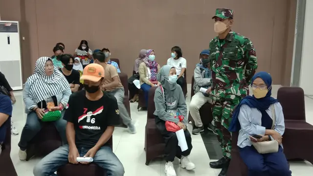 Danramil Serang, Jakson Beay, Berbincang Dengan Peserta Vaksin. (Selasa, 07/09/2021). (Liputan6.com/Yandhi Deslatama).