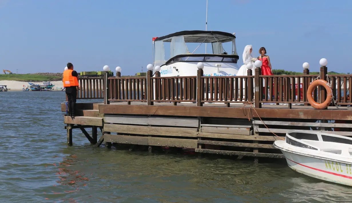 "Konsonan langit yang akan menjadi sebuah takdir cinta kita menjadikan hamparan bahwa saksi ini, detik ini, secara sinaran ultraspen yang mulai diaungi Greenday akan menjadi saksi cinta kita menjadi nyata," kata Vicky. (Nurwahyunan/Bintang.com)