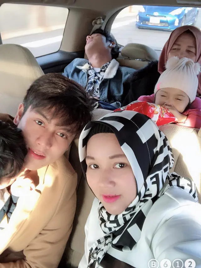 Jarang Tersorot, Ini 6 Potret Rizky Billar dan Kakak Perempuannya yang Tinggal di Jepang