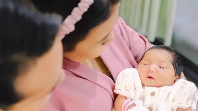 Potret Kiky Saputri gendong anak pertama. (credit:instagram.com/kikysaputrii/nafaspertama)