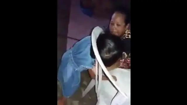 6 Momen Apes Kepala Bocah Tersangkut di Kursi, Bikin Bingung Banyak Orang
