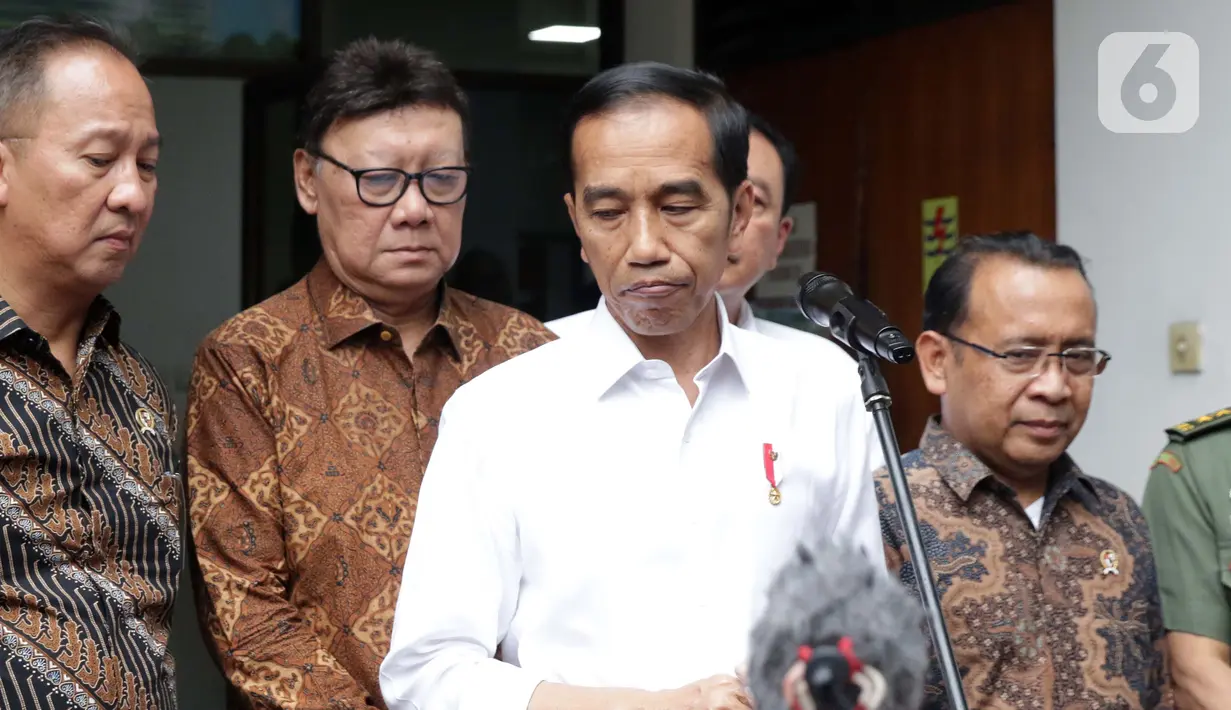 Presiden RI, Joko Widodo (baju putih) saat memberi keterangan usai melihat kondisi terakhir Menko Polhukam Wiranto yang dirawat di RSPAD, Jakarta, Kamis (10/10/2019). Presiden Joko Widodo mengatakan kondisi Wiranto mulai membaik pasca peristiwa penusukan di Banten. (Liputan6.com/Helmi Fithriansyah)