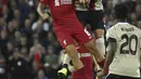 Gelandang Liverpool Thiago dan bek Ajax Amsterdam Edson Alvarez melompat saat berebut bola pada pertandingan kedua Grup A Liga Champions 2022/2023 di Stadion Anfield, Rabu (14/9/2022) dini hari WIB. Liverpool menang susah payah saat menjamu Ajax berkat gol menit akhir bek Joel Matip. (AP Photo/Rui Vieira)