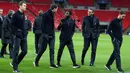 Pemain Juventus, Kwadwo Asamoah (tengah) berbincang dengan kiper Wojciech Szczesny (kedua kiri) di Stadion Wembley, London, (6/3). Juventus akan melawan Tottenham Hotspur pada leg kedua babak 16 besar Liga Champions. (Steven Paston/PA via AP)