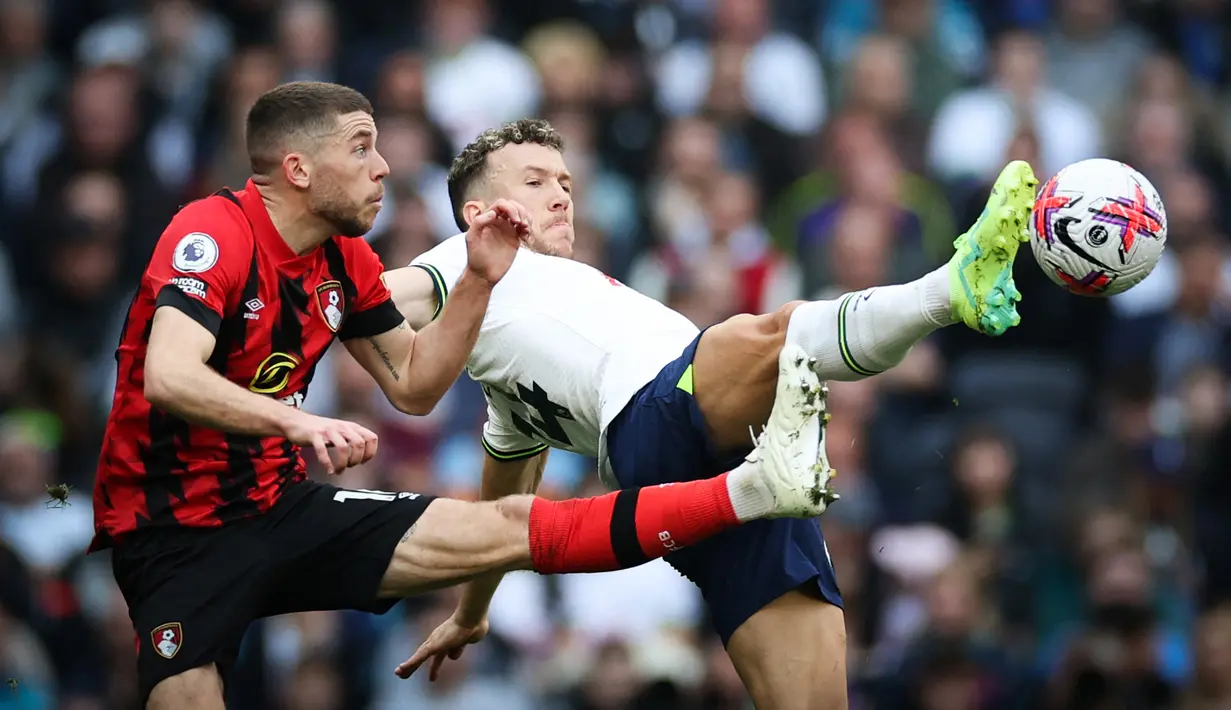 Gelandang Tottenham Hotspur, Ivan Perisic (kanan) berebut bola dengan gelandang Bournemouth, Ryan Christie pada laga Liga Inggris 2022/2023 di Tottenham Hotspur Stadium, London (15/4/2023). Ivan Perisic didatangkan Tottenham Hotspur dari Inter Milan pada awal musim 2022/2023 dengan status bebas transfer. Terikat kontrak selama dua tahun hingga 30 Juni 2024, hingga kini ia telah tampil dalam 44 laga dengan torehan 1 gol dan 12 assist. (AFP/Adrian Dennis)