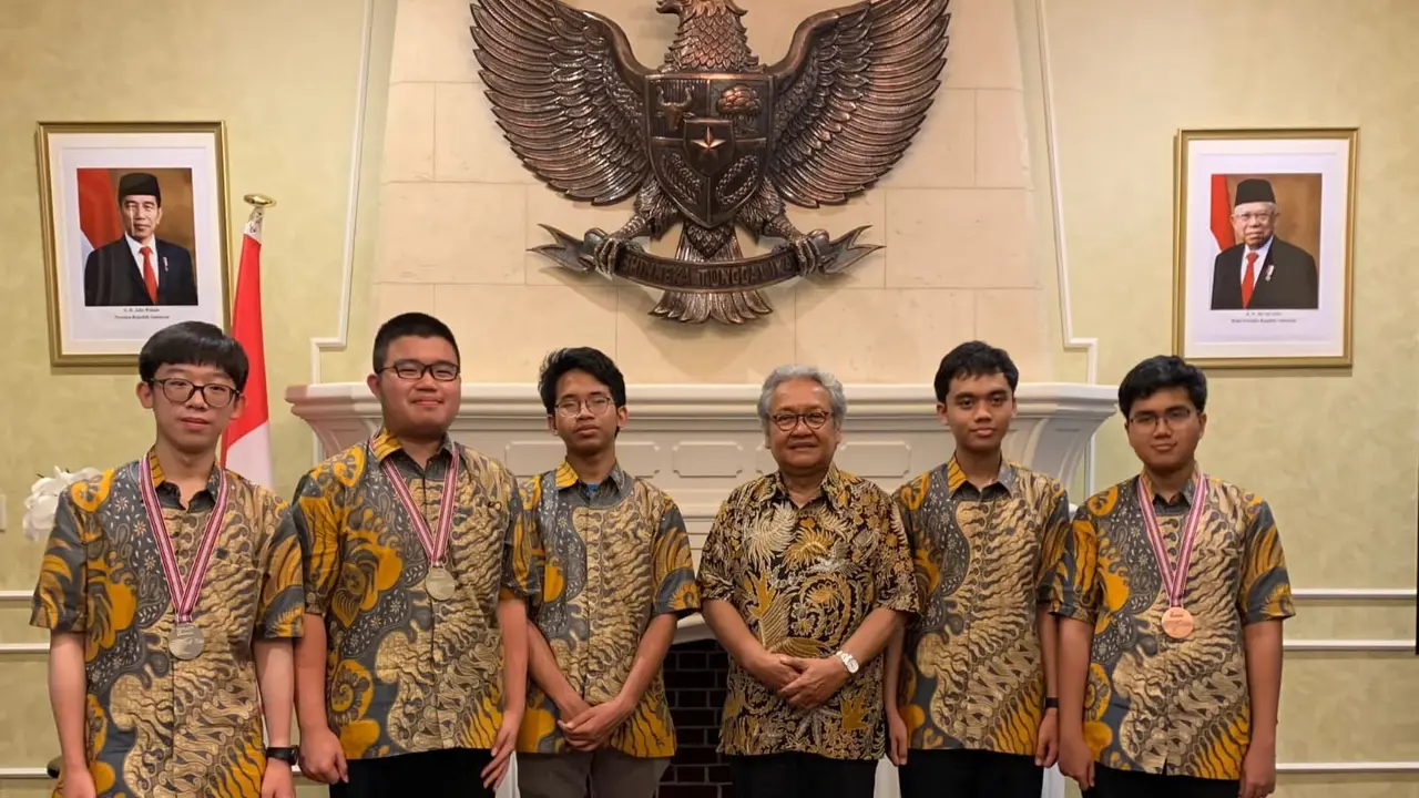 Siswa SMA Indonesia yang berhasil meraih prestasi gemilang pada International Physics Olympiad (IPhO) ke-53.