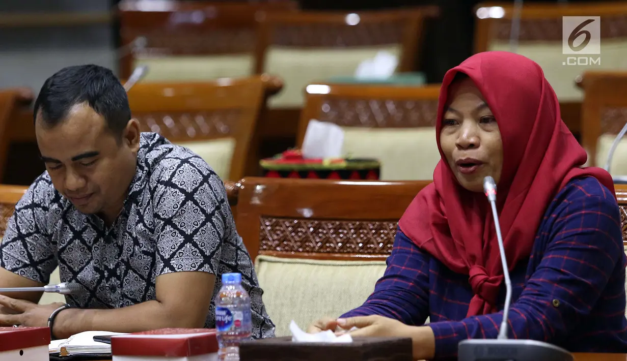Terpidana kasus pelanggaran UU ITE sekaligus korban pelecehan seksual Baiq Nuril (kanan) berbicara dalam rapat pleno Komisi III DPR di Gedung Nusantara III, Jakarta, Rabu (23/7/2019). Dalam kesempatan itu, Baiq Nuril mengungkapkan dirinya merasa mendapat ketidakadilan. (Liputan6.com/JohanTallo)