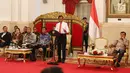Suasana saat Presiden Jokowi memberikan paparannya dalam Sidang Kabinet Paripurna di Istana Negara, Jakarta, Senin (12/2). Ketiga, Jokowi meminta program prioritas yang belum selesai di 2017 agar segera dituntaskan. (Liputan6.com/Angga Yuniar)