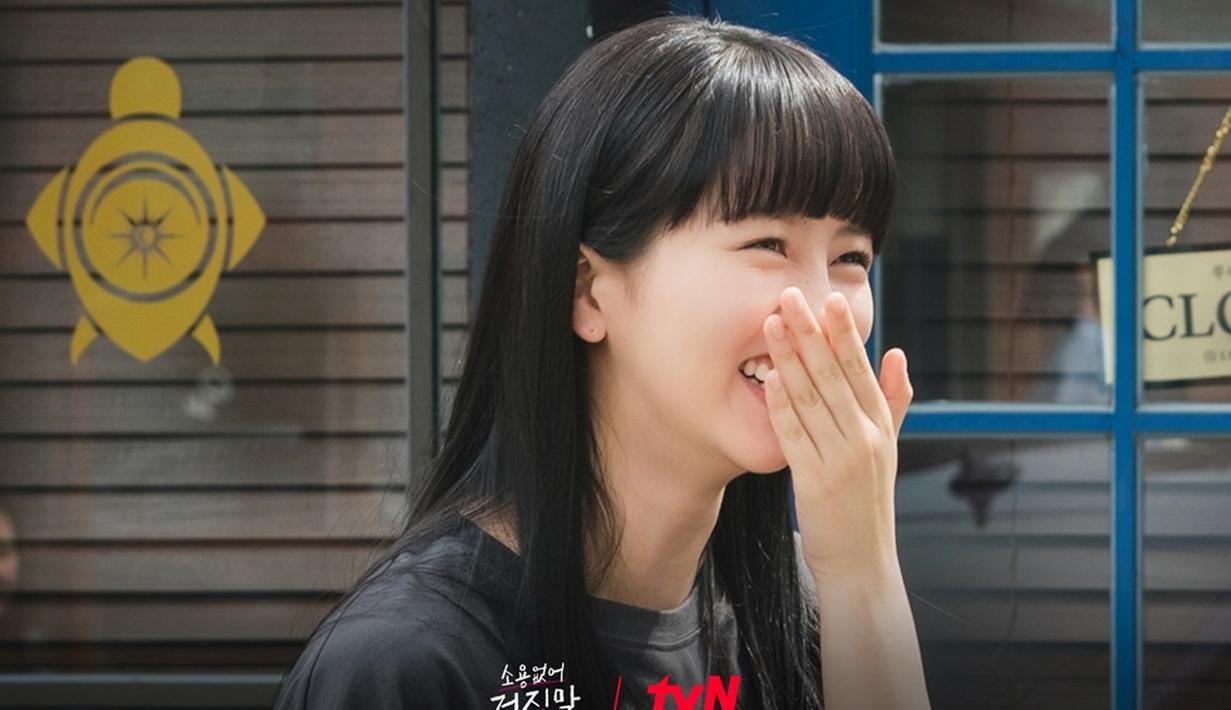 Potongan gambar yang baru dirilis menangkap chemistry antara Kim So Hyun dan Hwang Minhyun di lokasi syuting. Berbeda dengan Mok Sol Hee yang sinis, Kim So Hyun memeriahkan lokasi syuting dengan senyumnya yang menyegarkan. (Foto: tvN via Soompi)
