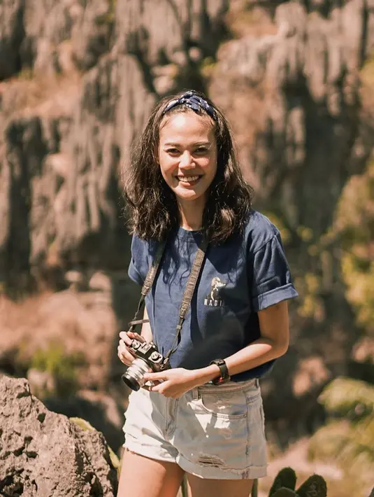 Tak hanya sebagai model, Della pun juga dikenal sebagai host di acara travelling di salah satu station TV. (Liputan6.com/IG/@delladartyan)