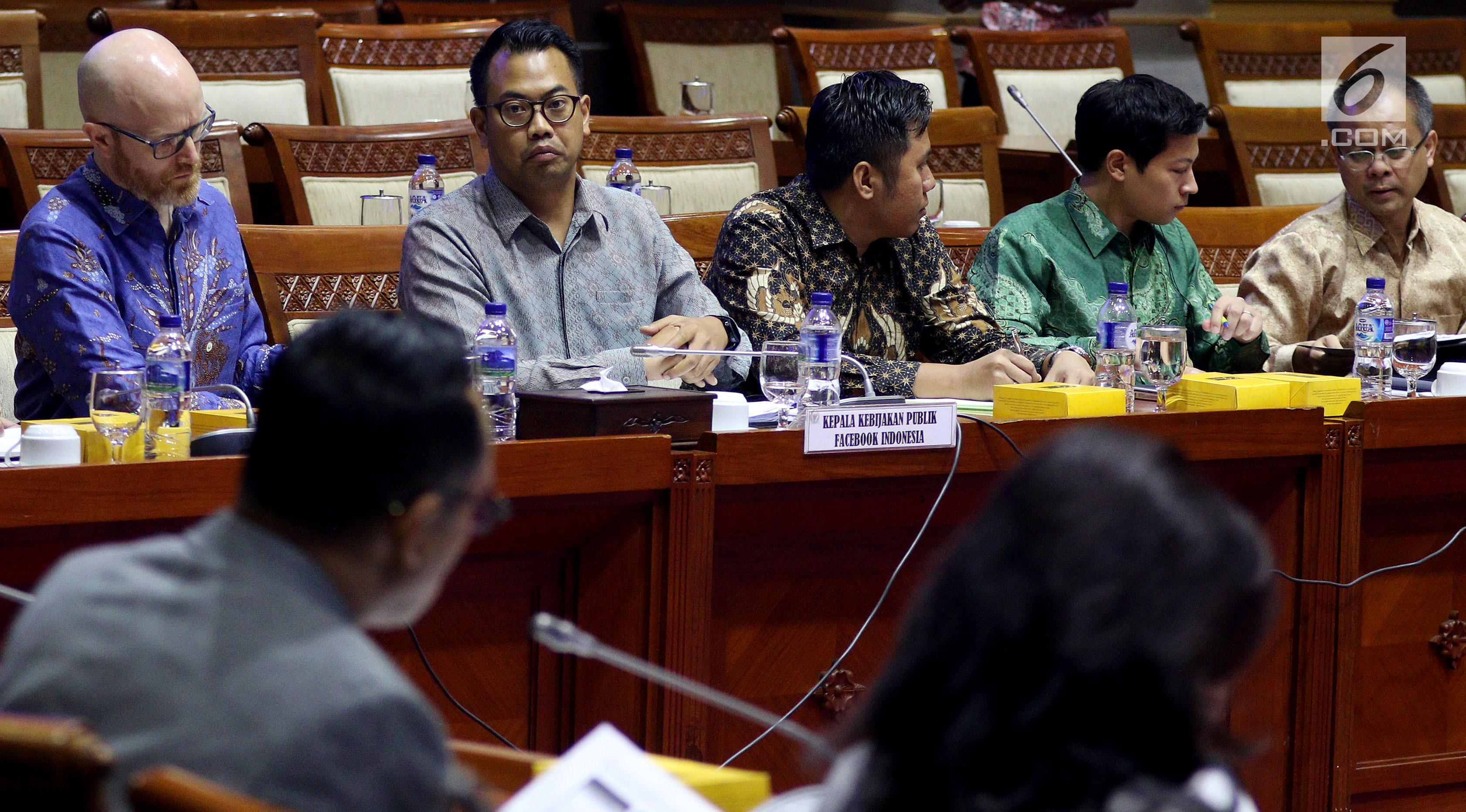 Kepala Kebijakan Publik Facebook Indonesia, Ruben Hattari bersama Vice President of Public Policy Facebook Asia Pasific.  Simon Milner menghadiri Rapat Dengar Pendapat dengan Komisi I DPR di Senayan, Jakarta, Selasa (17/4). (Liputan6.com/Johan Tallo)