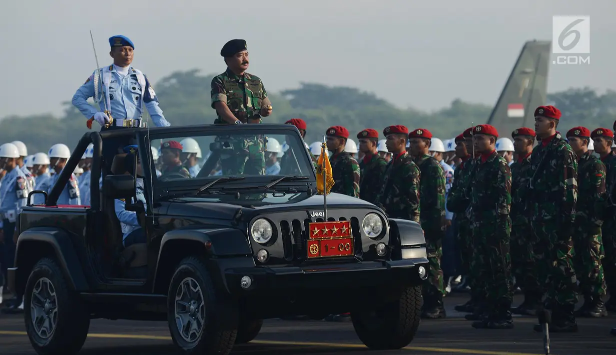 Panglima TNI Marsekal TNI Hadi Tjahjanto (kanan) memeriksa pasukan peserta upacara gelar Operasi Penegakan Ketertiban (Gaktib) dan Yustisi POM TNI Tahun 2019 di Lanud Halim Perdanakusuma, Jakarta, Jumat (8/2). (Merdeka.com/Imam Buhori)