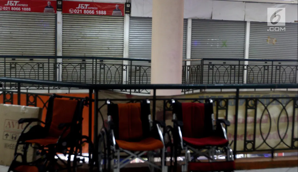 Suasana di pertokoan elektronik Glodok, Jakarta, Minggu (17/6). Pertokoan Glodok akan buka kembali pada tanggal 25 Juni 2018. (Liputan6.com/JohanTallo)