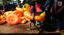 Seorang anak membawa pelampung bebek untuk bermain air di wisata alam Mata Air Sodong di Desa Ligar Mukti, Klapanunggal, Kabupaten Bogor, Jawa Barat, Minggu (9/6). Pengunjung hanya dikenakan Rp 10.000 untuk motor dan mobil Rp 20.000 di tempat wisata ini. (merdeka.com/Imam Buhori)