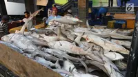 Pekerja tengah menurunkan ikan hiu di Muara Angke, Jakarta, Kamis (7/6). Sebanyak 70 persen tangkapan hiu di Indonesia dilakukan karena tidak disengaja. (Liputan6.com/Angga Yuniar)
