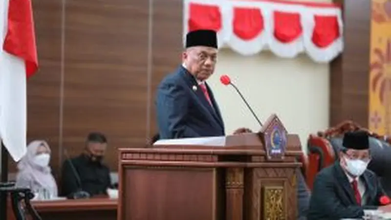 Gubernur Sulut Olly Dondokambey di ruang rapat paripurna Kantor DPRD Sulut, Senin (3/5/2021).