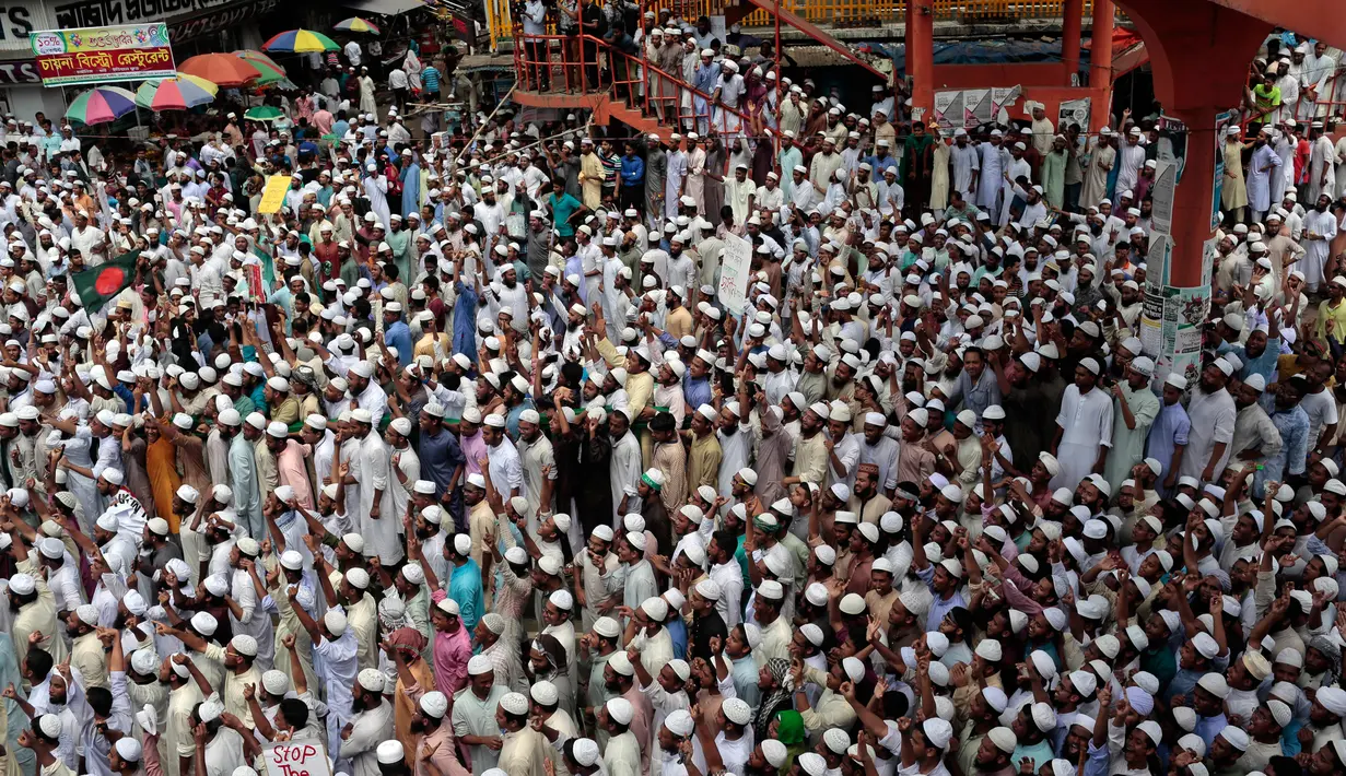 Pendukung garis keras Hefazat-e-Islam meneriakkan slogan-slogan saat melakukan aksi di Kedutaan Besar Myanmar di Dhaka, Bangladesh (18/9). (AP Photo / A.M.Ahad)