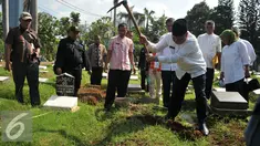 Kepala Dinas Pertamanan dan Pemakaman DKI Jakarta Djafar Muchlisin membongkar 4 makam dari total terindikasi 14 makam fiktif di Tempat Pemakaman Umum (TPU) Menteng Pulo, Jakarta Selatan, Kamis (28/7). (Liputan6.com/Gempur M Surya)