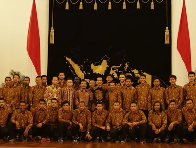 Presiden Joko Widodo foto bersama punggawa dan ofisial Persib Bandung usai mengadakan ramah tamah di Istana Negara, Jakarta, Senin (19/10/2015). (Bola.com/Vitalis Yogi Trisna)