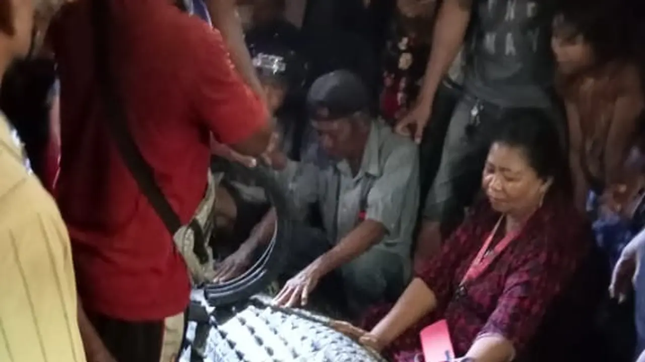 Penyelamatan buaya berkalung ban di Palu. (Foto: Liputan6.com/Heri Susanto)