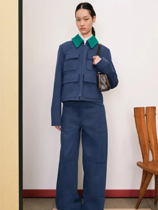 Perhiasan menangkap semangat musim yang tak kenal takut, mulai dari anting-anting resin XXL dengan kristal mengambang hingga pin ayam enamel yang mudah hilang.  Dok. Tory Burch