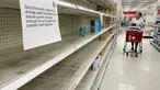 Seorang perempuan berbelanja susu formula bayi di tengah kelangkaan di Target di Annapolis, Maryland, AS, pada 16 Mei 2022. Kelangkaan susu formula bayi secara nasional berlanjut karena krisis rantai pasokan terkait dengan pandemi covid-19 yang telah membebani stok susu formula negara, sebuah masalah yang semakin diperburuk oleh penarikan produk utama pada bulan Februari. (Jim WATSON / AFP)
