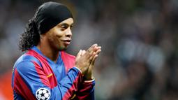 Ronaldinho (Bandana) - Mantan bintang Barcelona ini kerap menggunakan bandana saat berlaga di lapangan hijau. Asesoris tersebut digunakan agar tidak menggangu penglihatan karena rambut yang panjang. (Foto:AFP/Andrew Yates)