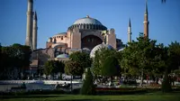 Hagia Sofia di Istambul Turki dulunya dibangun sebagai gereja namun kini menjadi masjid. (Dok: OZAN ​​KOSE / AFP)