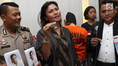 Kasat Reserse Narkoba Polres Jakarta Selatan Kompol Vivick Tjangkung menunjukkan barang bukti beserta tersangka kasus narkotika jenis sabu di Mapolres Jakarta Selatan, Jumat (14/7). (Liputan6.com/Immanuel Antonius)