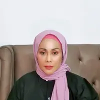 Potret Terbaru Mak Vera Mantan Manajer Olga Syahputra, Kini Mantap Tampil Berhijab. (Sumber: Instagram/makverazanobia)